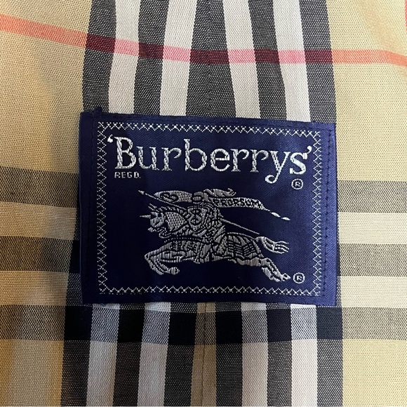 Burberry trench coat. - Picture 4 of 14